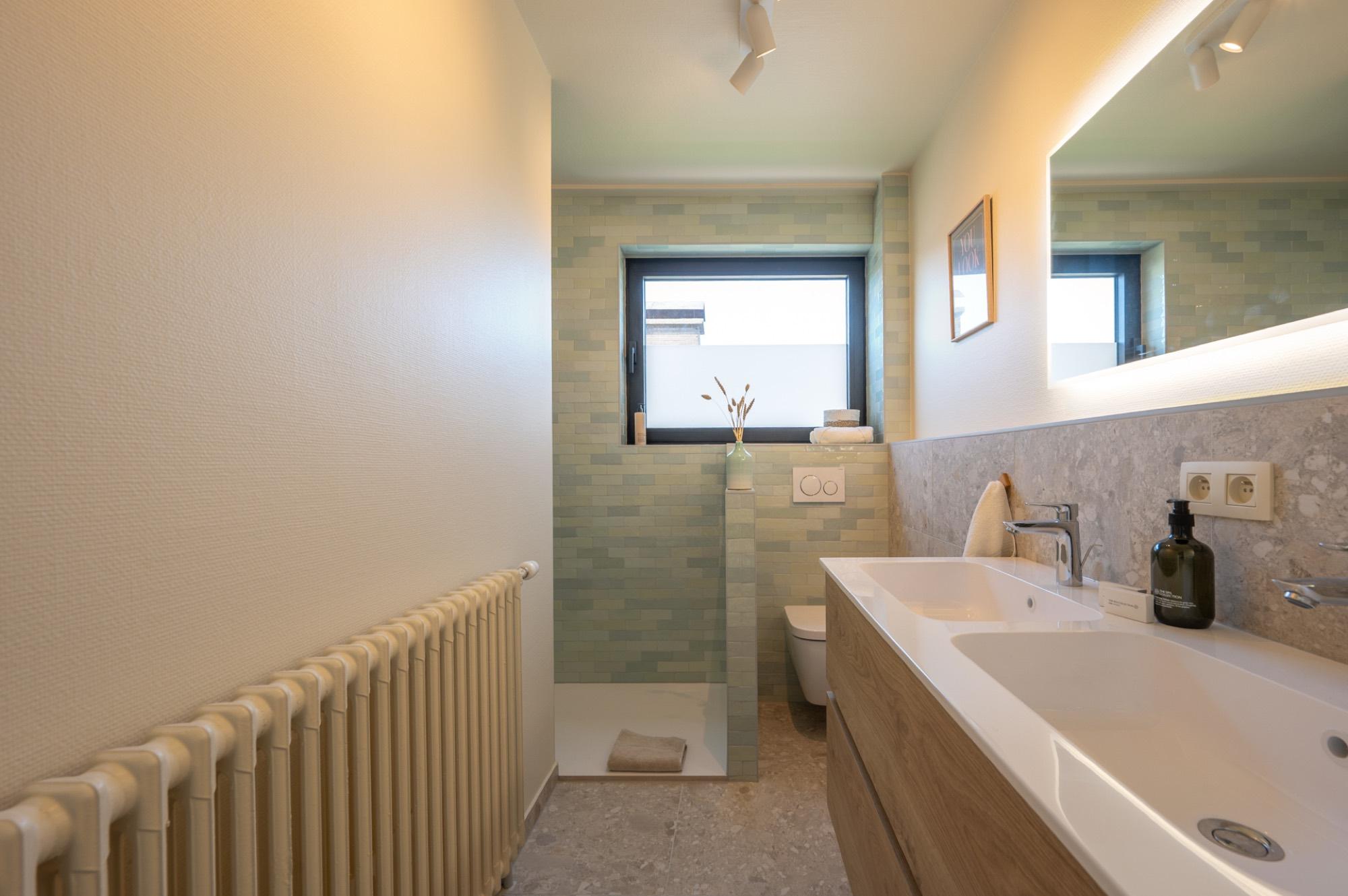 Badkamer met wastafel en inloopdouche