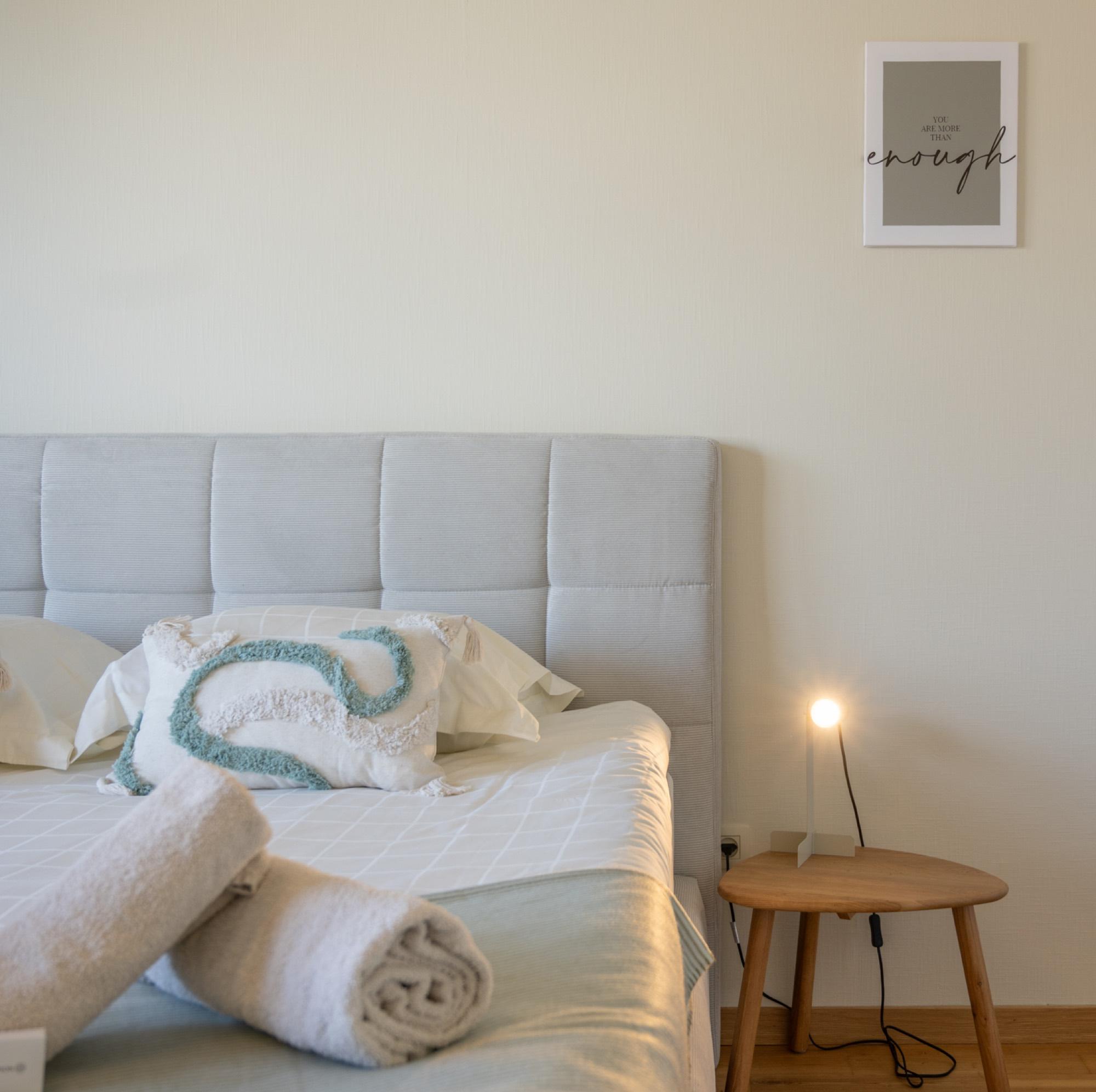 Bed met kussens en zachte plaid