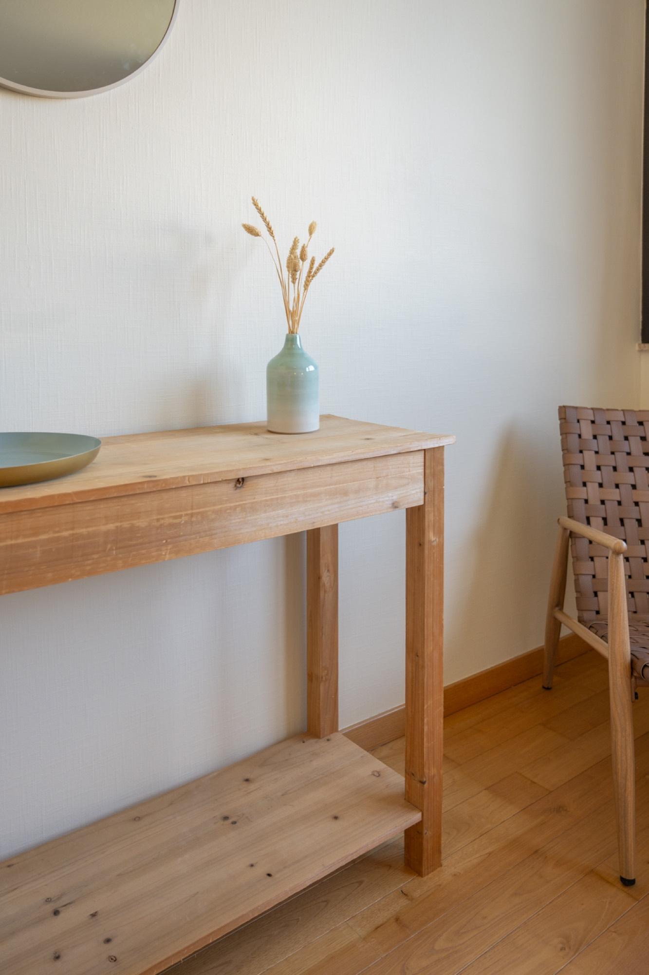 Houten sidetable met vaas en stoel