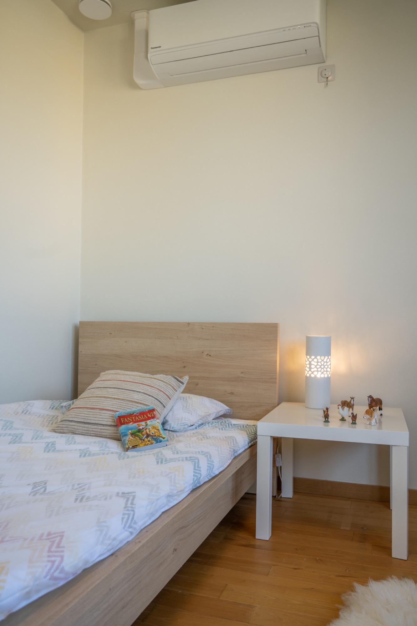Eenpersoonsbed met nachtkastje en lamp