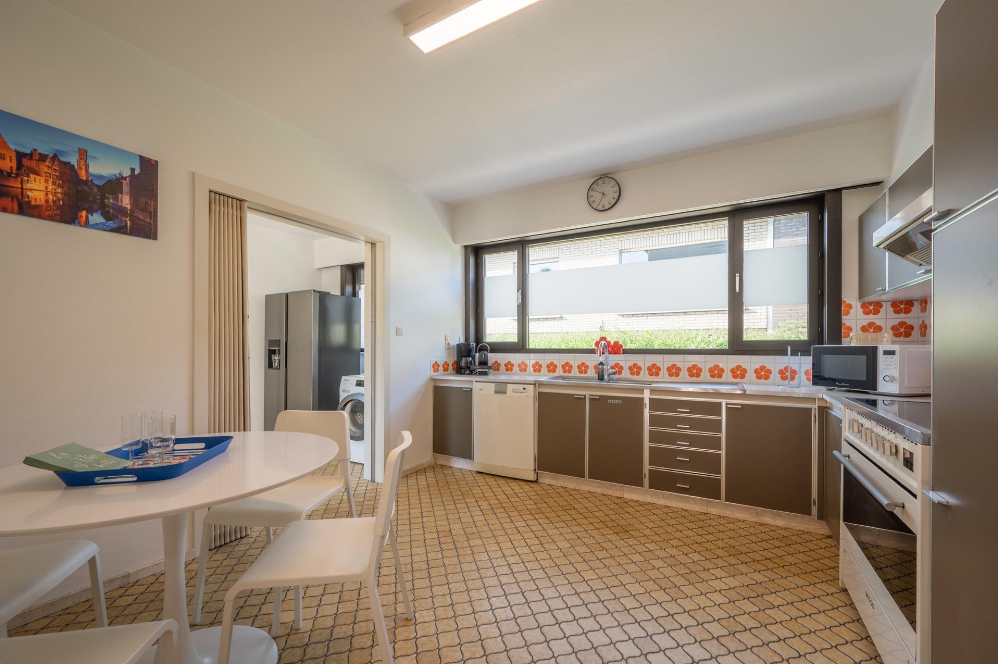 Ruime keuken met eethoek en raam