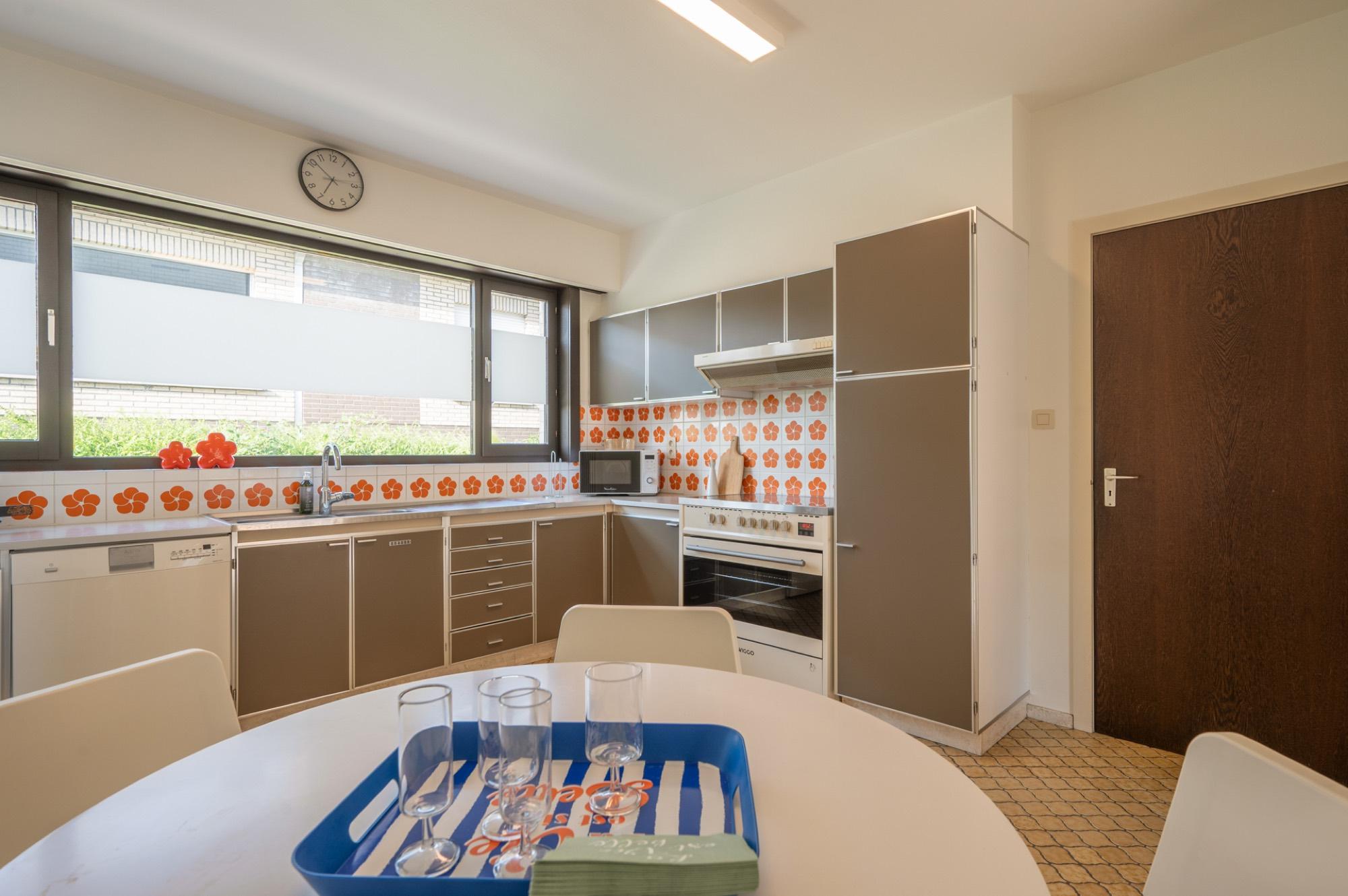 Keuken met retro tegels en eettafel