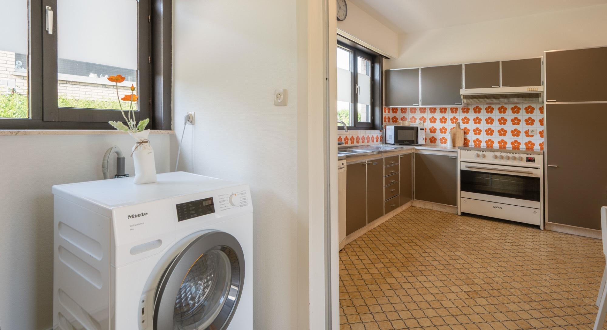 Keuken met wasmachine en bergruimte