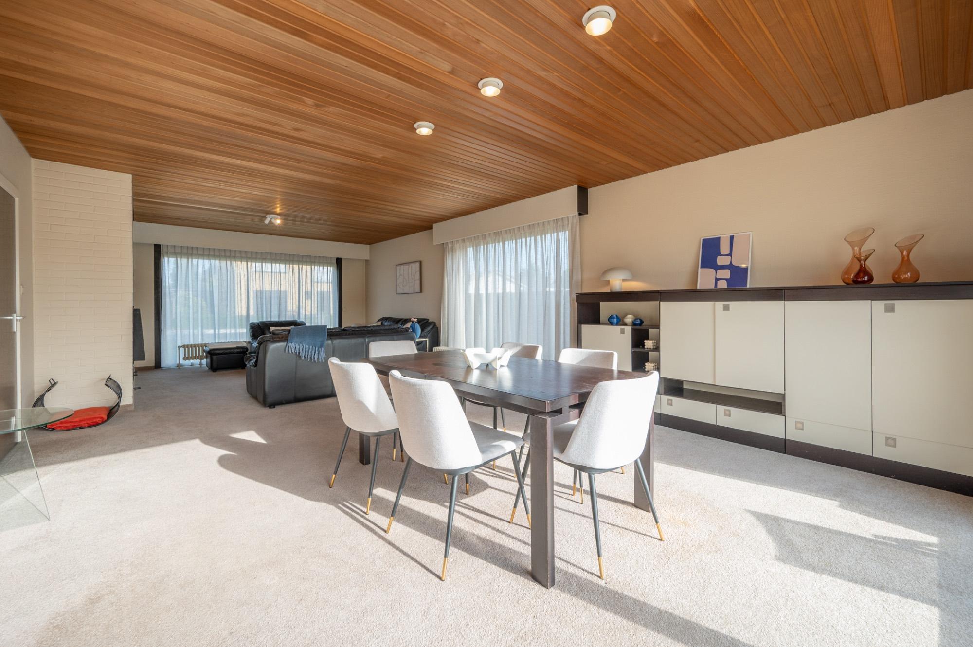 Eet- en zithoek met houten plafond