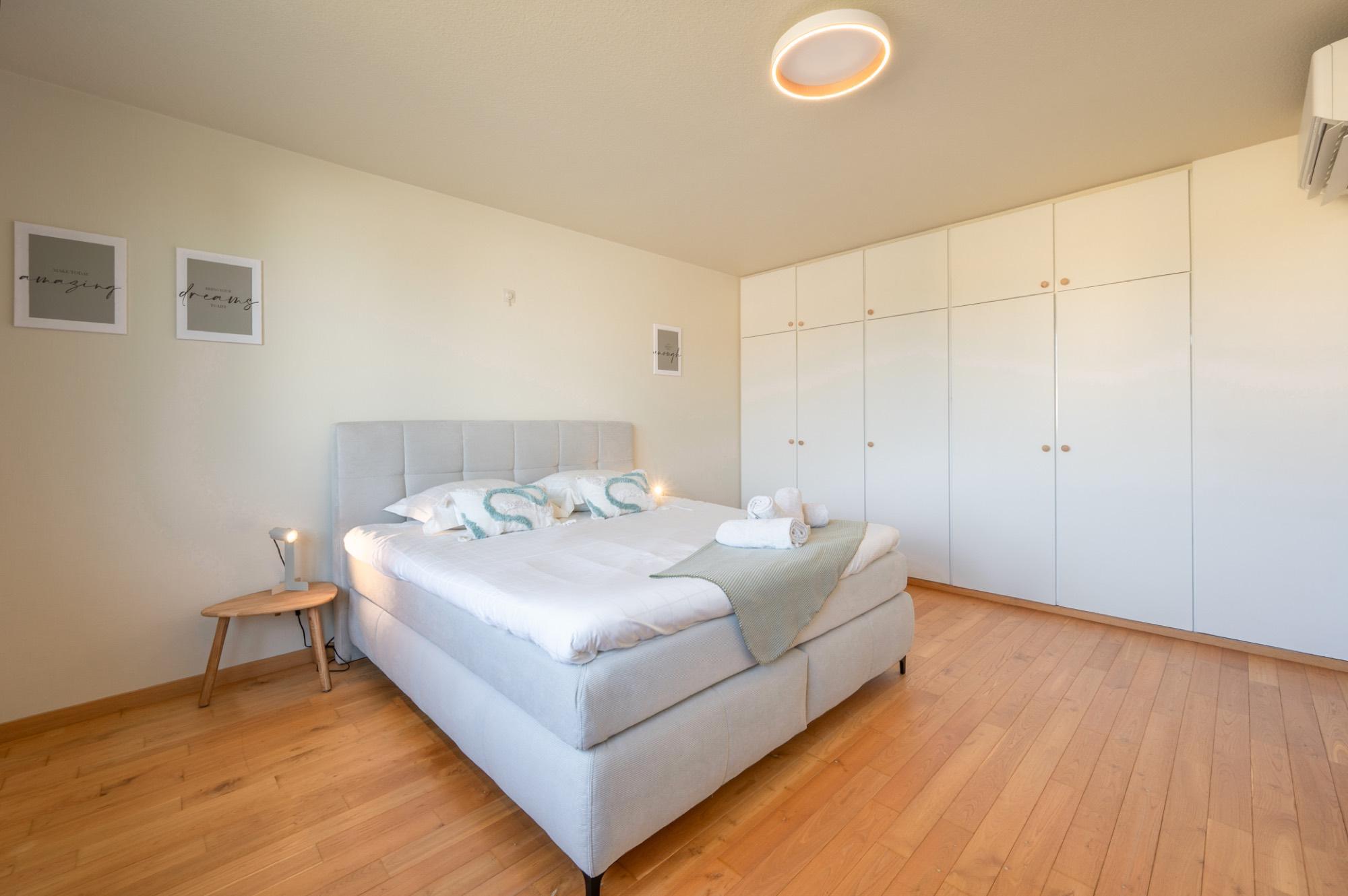 Ruime slaapkamer met witte inbouwkasten