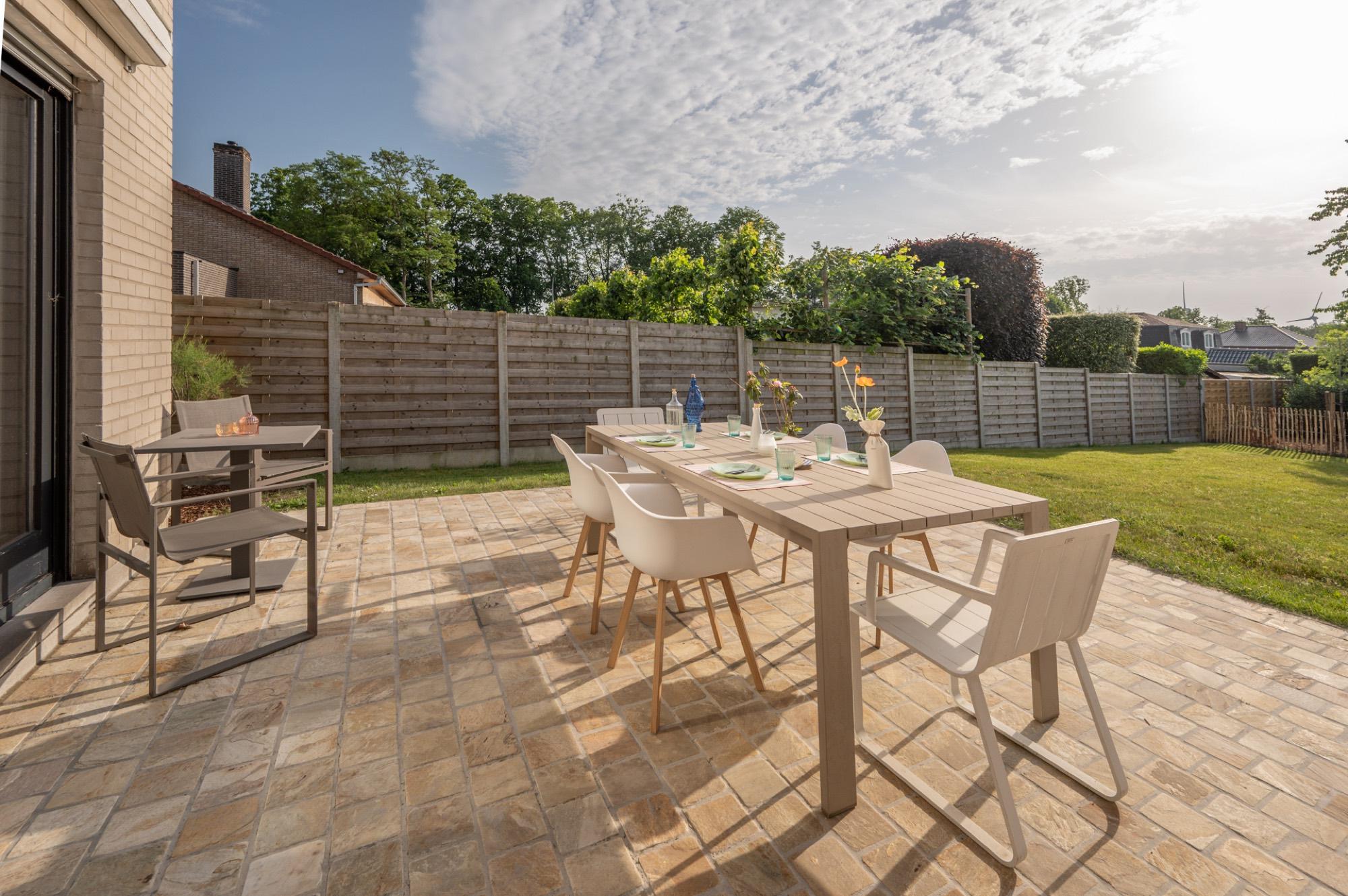 Ruim terras met loungeset en tuin