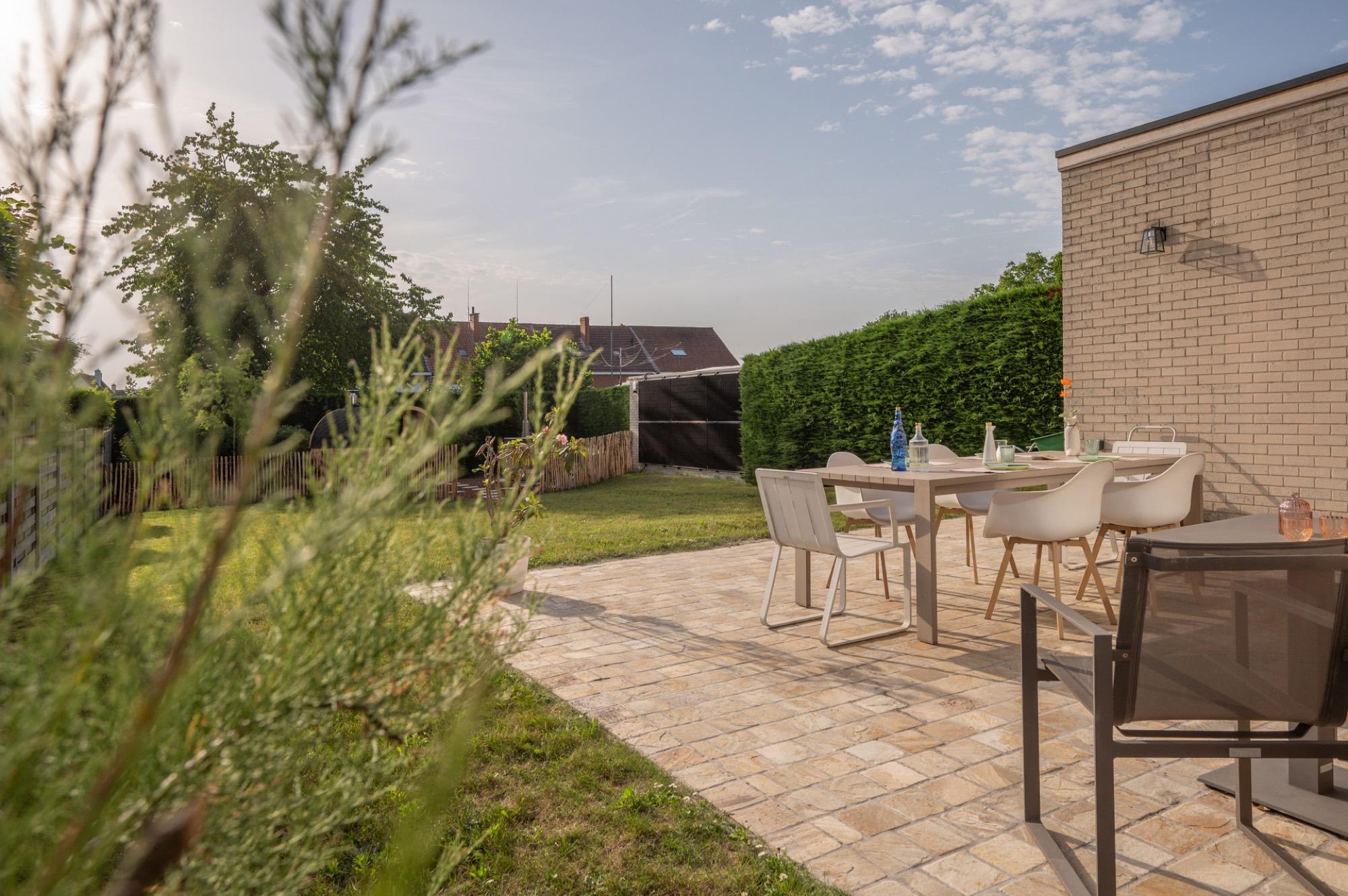 Tuin met terras en sauna in avondlicht
