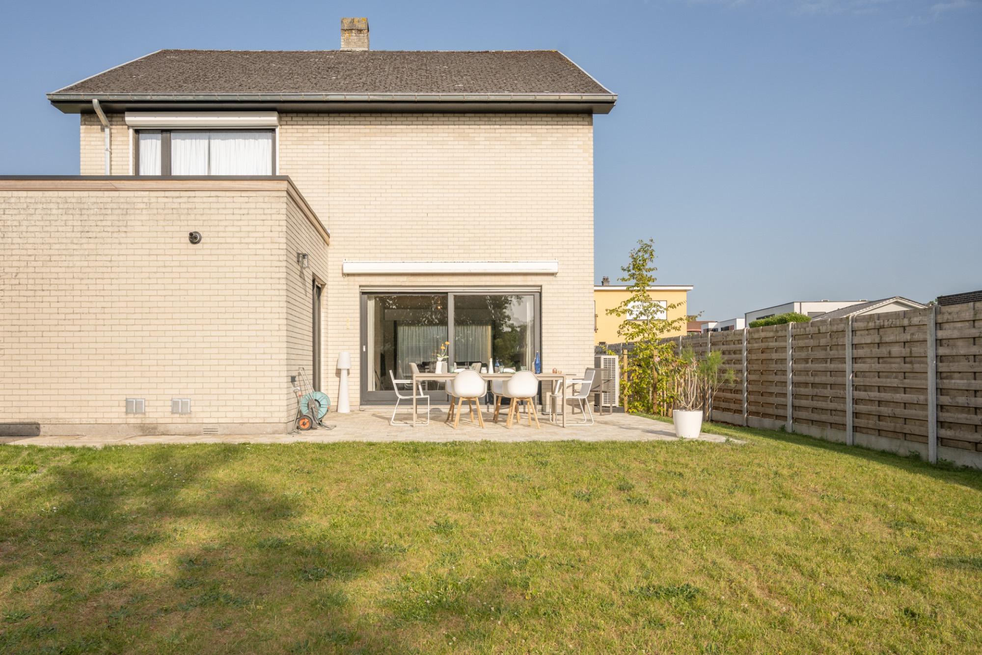 Achtergevel van de woning met terras