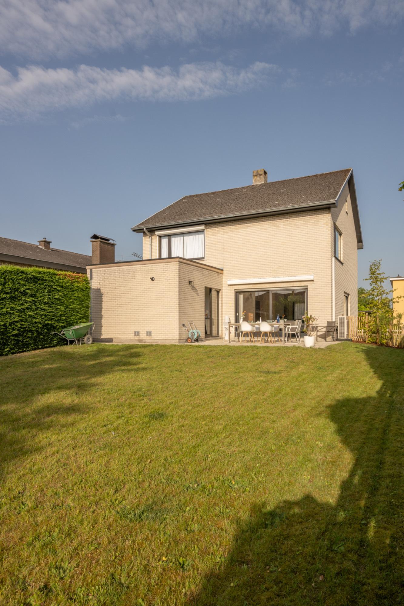 Achtergevel met terras en groot grasveld