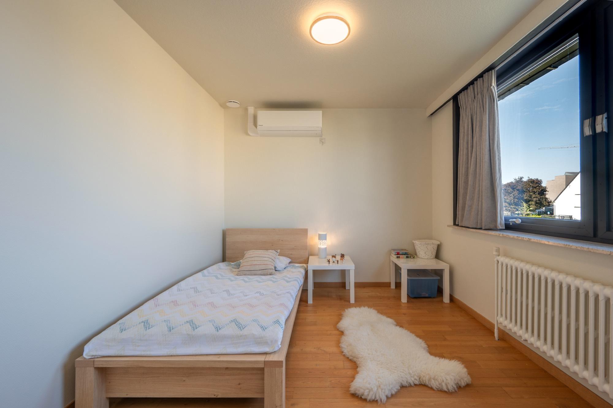 Eenpersoonsslaapkamer met houten bed