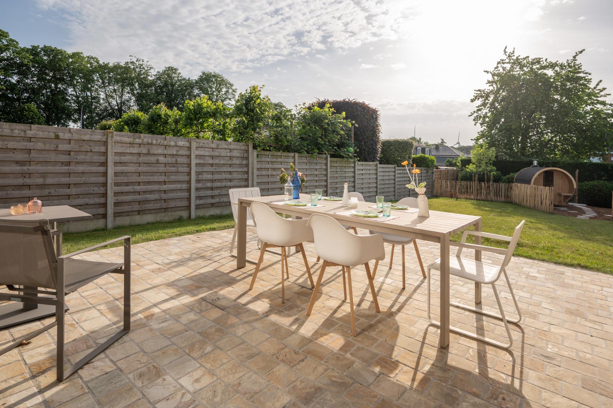 Terras met eettafel en groene tuin