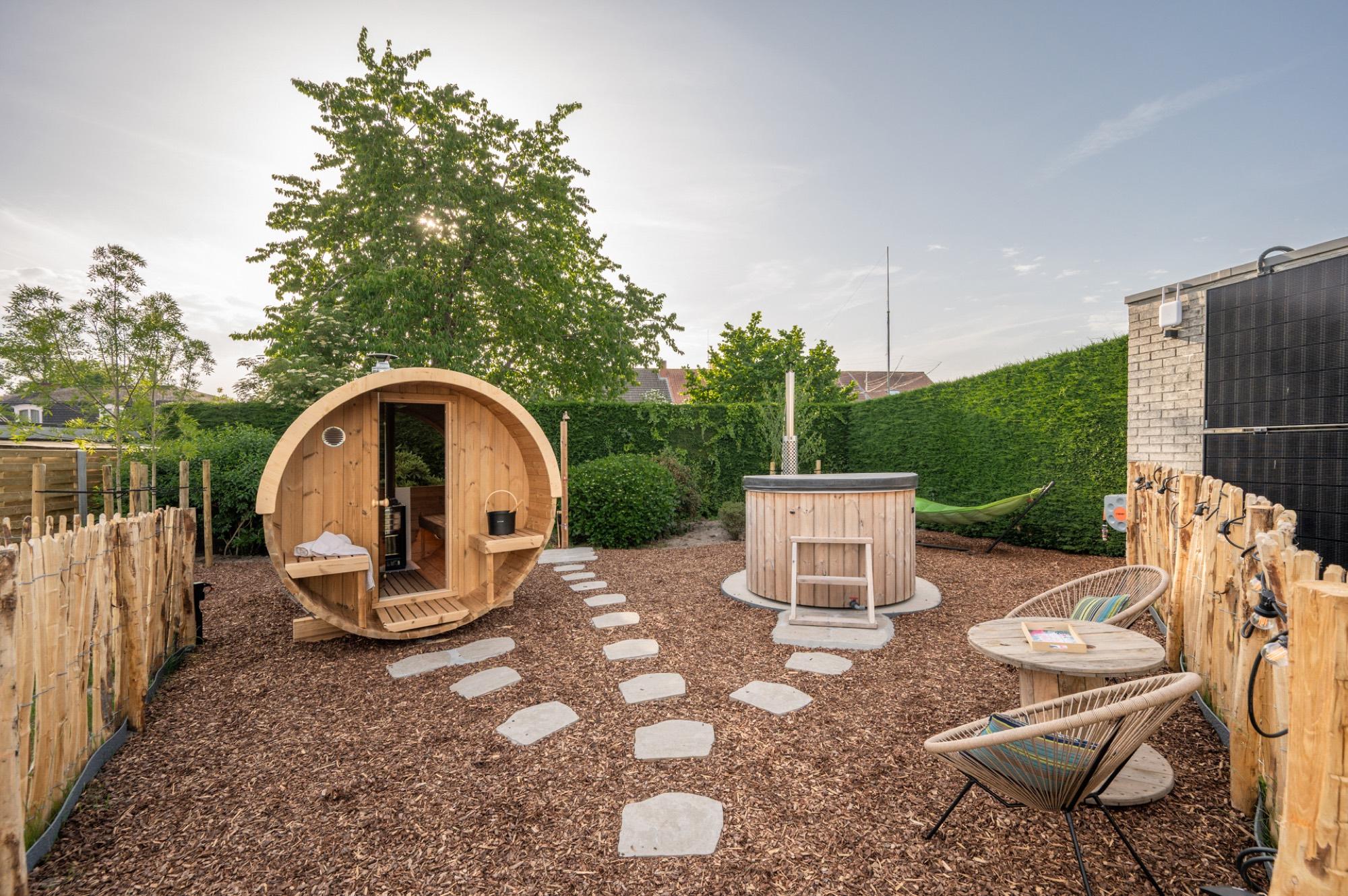 Wellnesstuin met sauna en hottub