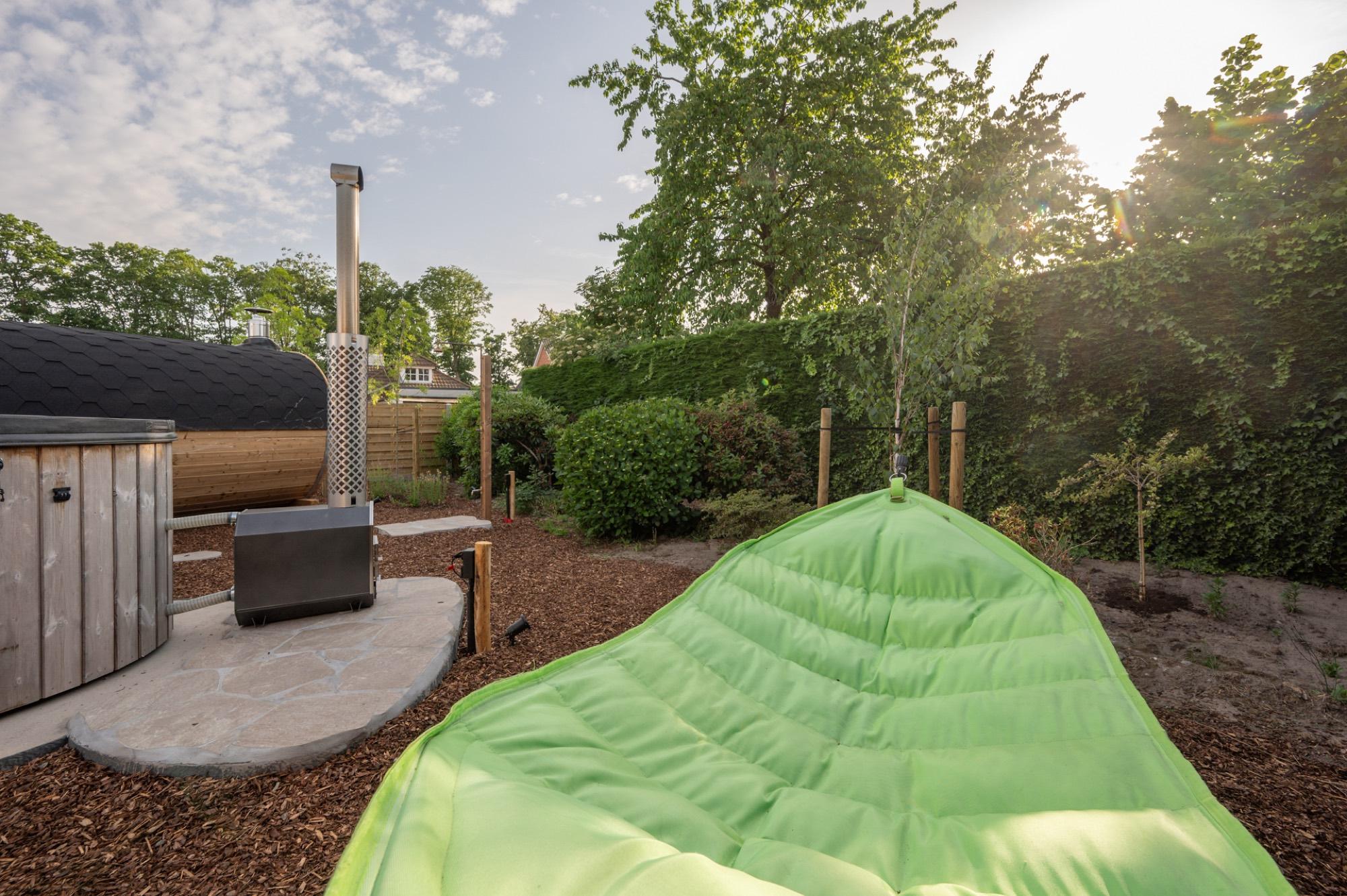 Hottub en sauna in groene tuin