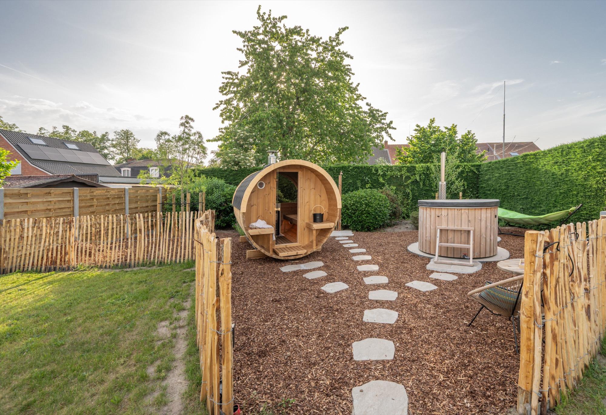 Sauna en hottub met wandelpad in tuin