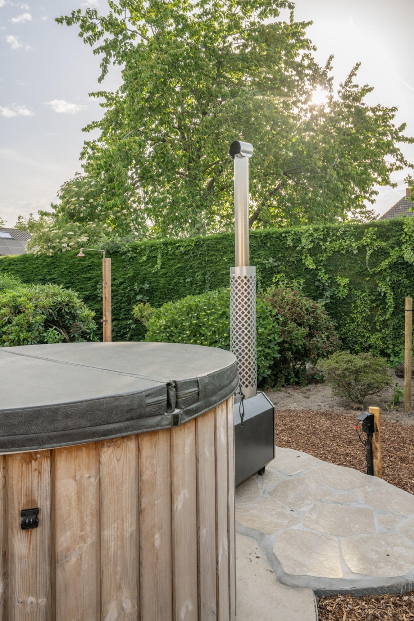 Houten hottub op terras in de tuin